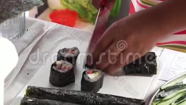 一年一度的烹饪比赛中，小女孩切鱼寿司卷